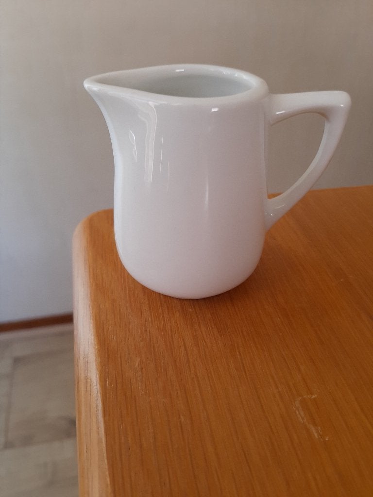 Klein wit melk kannetje melkkan, Gebruikt, Verzenden, Bord(en), Overige stijlen