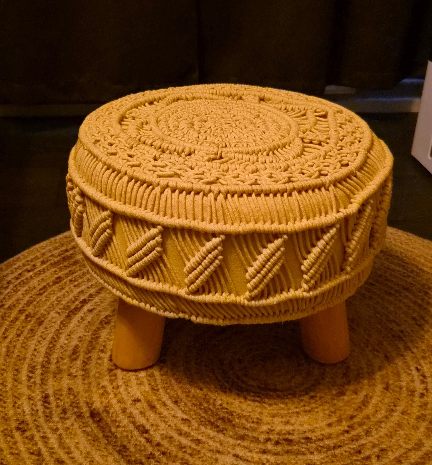 Macramé poef/voetenbankje - 40x35 cm, Ophalen, Beige, Boho, Zo goed als nieuw