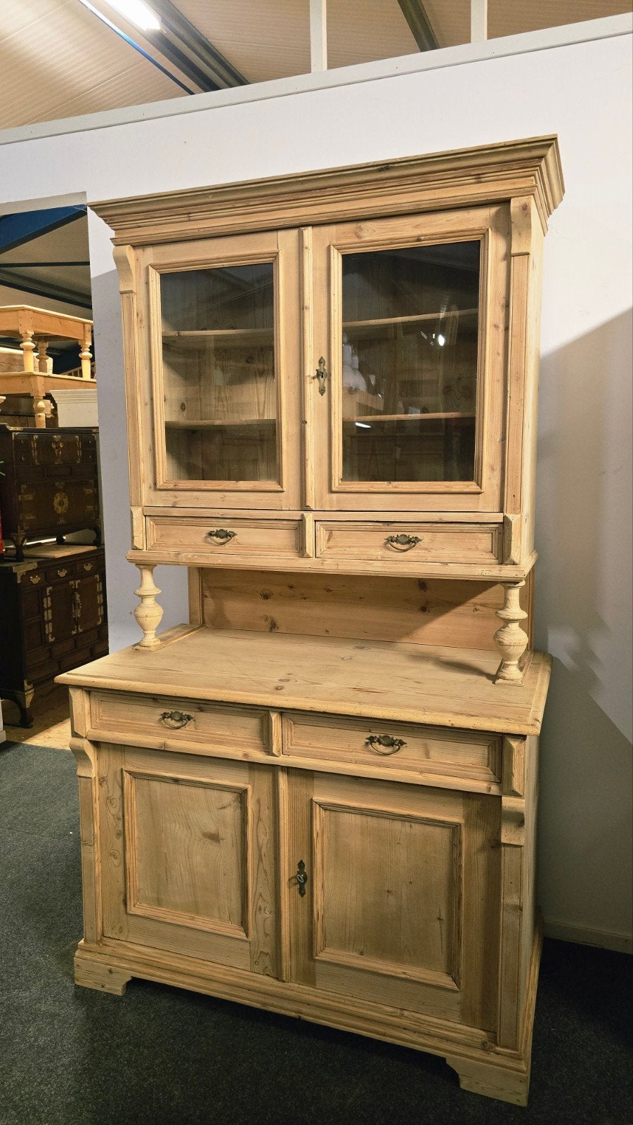 Antieke grenen buffetkast met vitrine en lades, Gebruikt, 100 tot 150 cm, 200 cm of meer, Met lade(s)