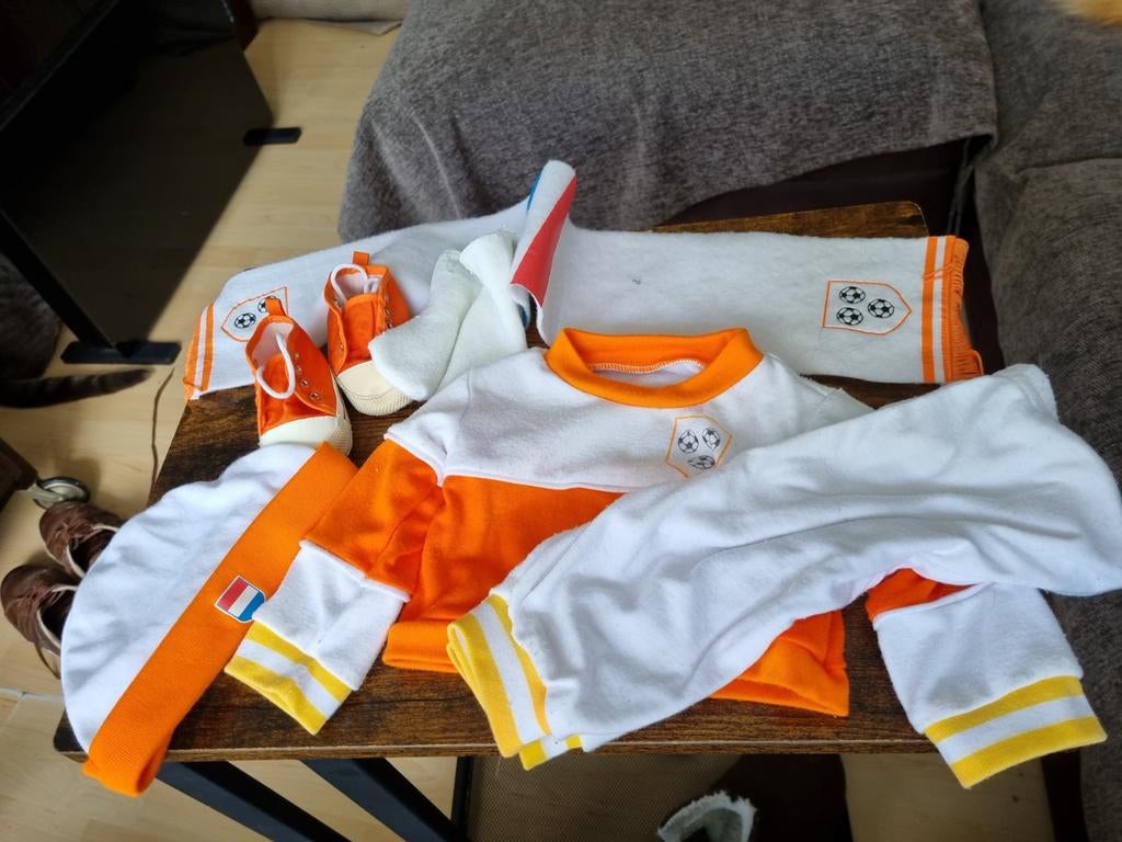 Oranjeoutfit voor een pop, Ophalen of Verzenden, Pop