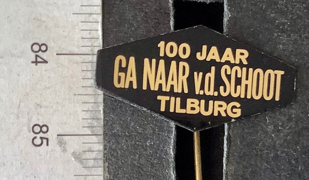 speld, Tilburg, ga naar v.d. Schoot, 100 jaar (AW, Verzamelen, Speldjes, Pins en Buttons, Ophalen of Verzenden, Gebruikt, Overige onderwerpen