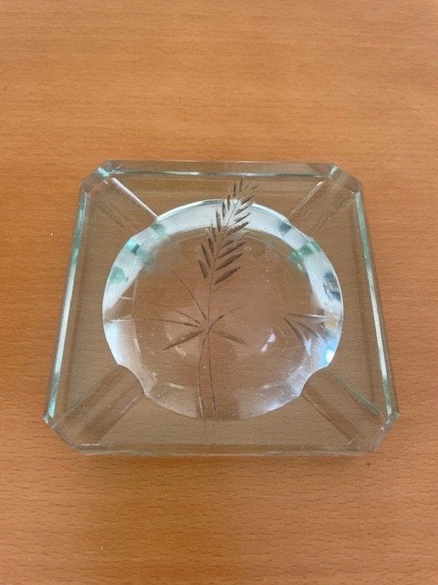 Mooie glazen asbak met ingeslepen bloemen decor , Verzamelen, Ophalen of Verzenden, Gebruikt, Asbak