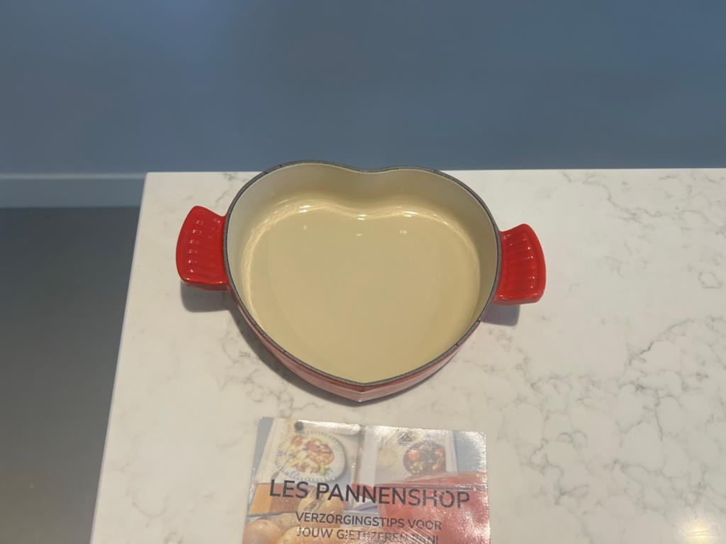 Le Creuset hartjes schaaltje, 20 cm kersenrood, Huis en Inrichting, Keuken | Potten en Pannen, Gietijzer, Ophalen of Verzenden
