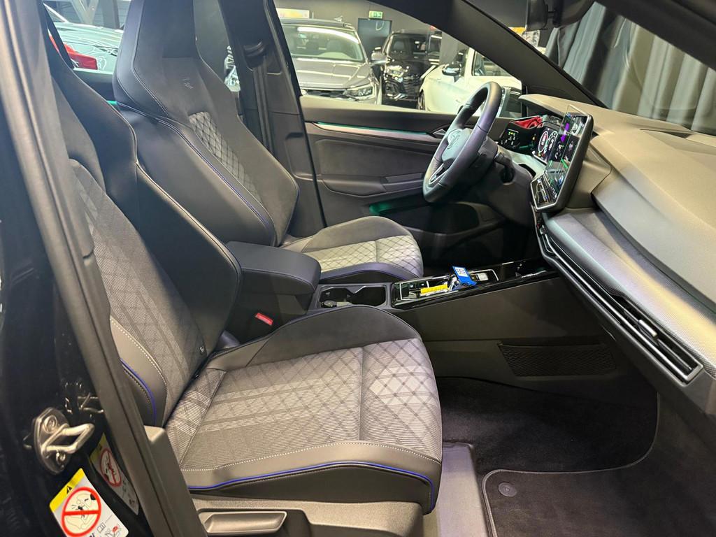 Volkswagen Golf 8.5 1.5 eTSI 3X R-Line 150PK|PANO|360 CAMERA, 12 maanden, 4 cilinders, Zwart, Bedrijf