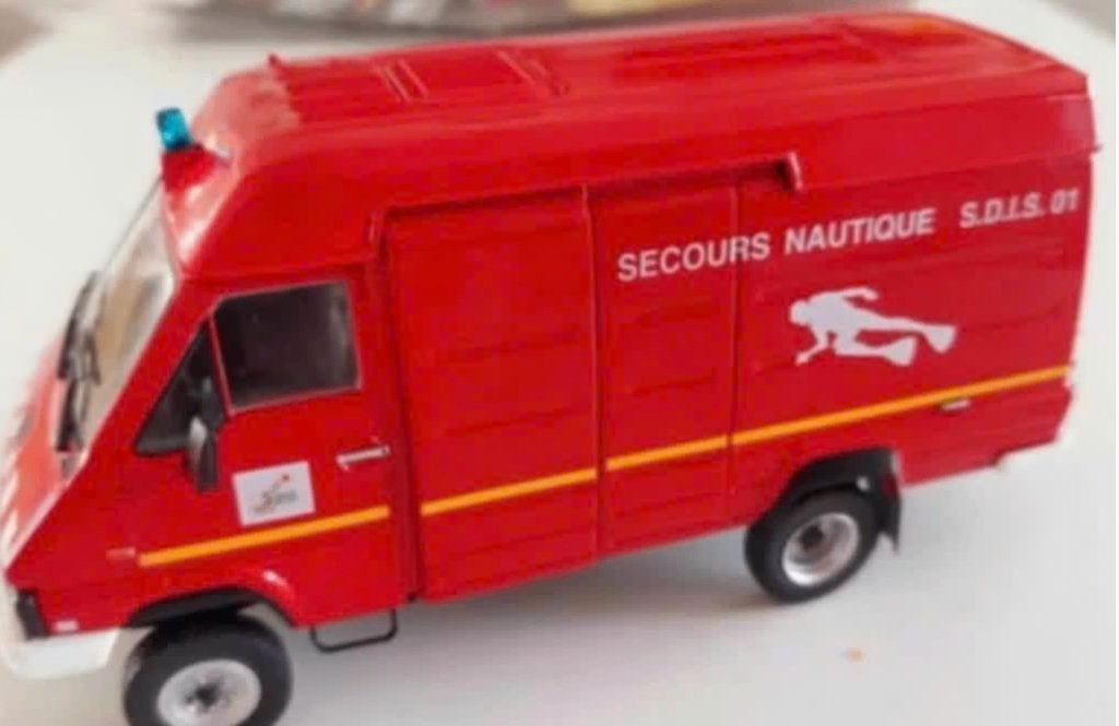 Renault B70 4X4 VSN NAUTICA BRANDWEER schaal 1/43 # 71