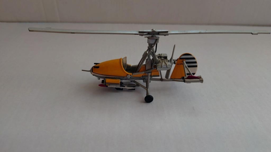 Universal Hobbies 1/43 Gyrocopter Little Nellie, Hobby en Vrije tijd, Ophalen of Verzenden, Zo goed als nieuw, Auto, Universal Hobbies