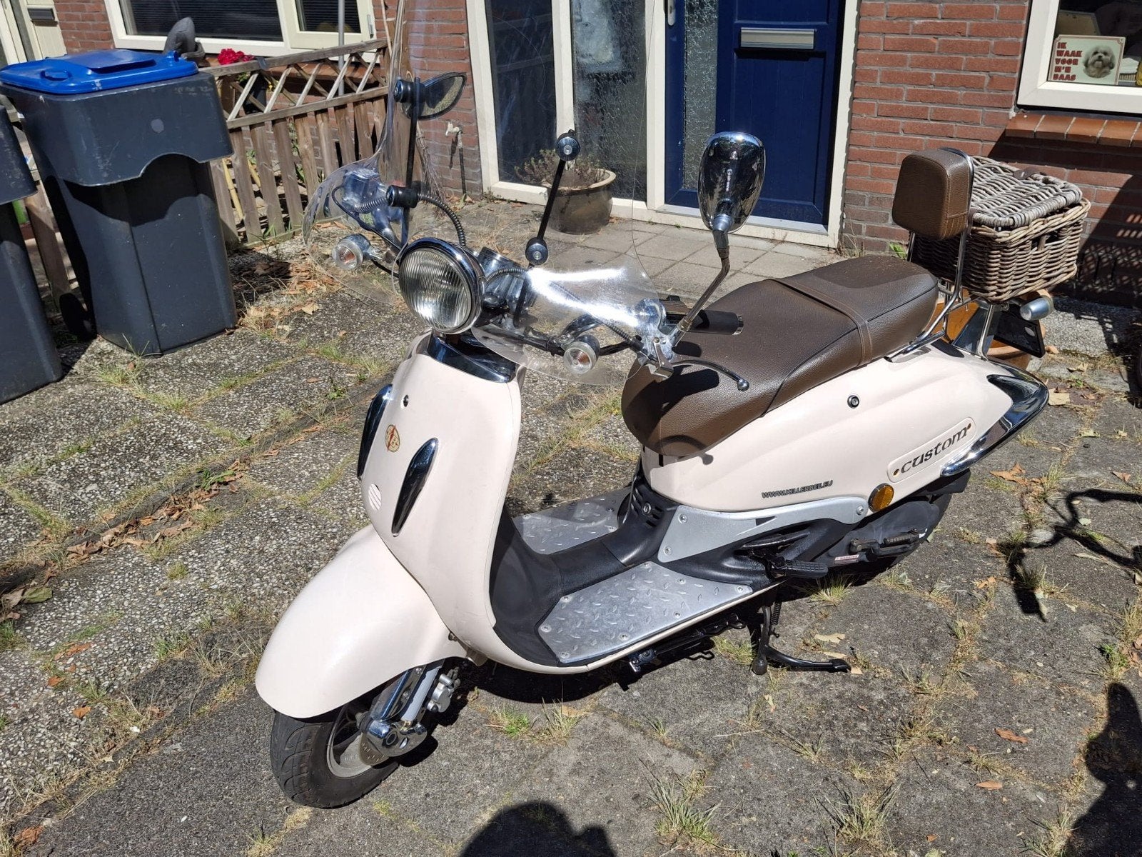 Nette beige scooter met mandje - Ideaal voor stadsritten, Fietsen en Brommers, Ophalen, Gebruikt, Benzine, Overige merken