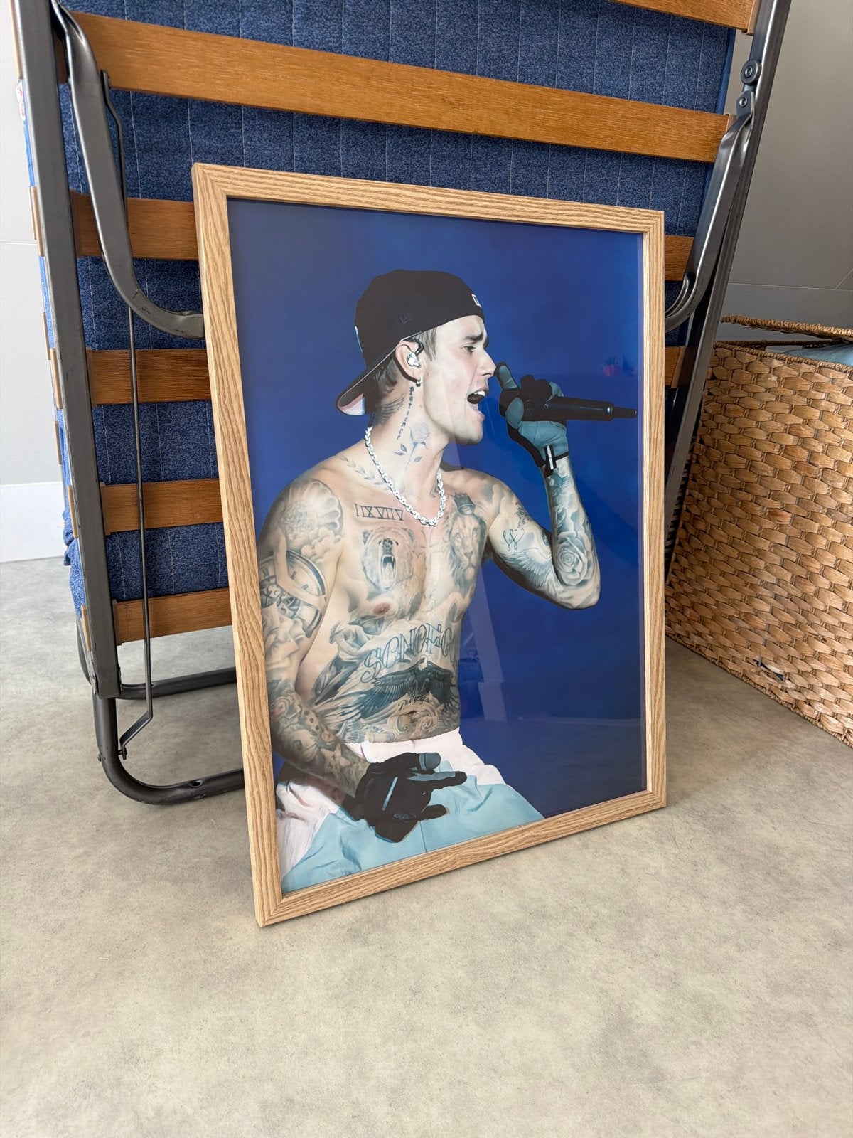 Ingelijste Justin Bieber poster - Zo goed als nieuw, Ophalen of Verzenden, Zo goed als nieuw, Foto of Poster, 75 – 100