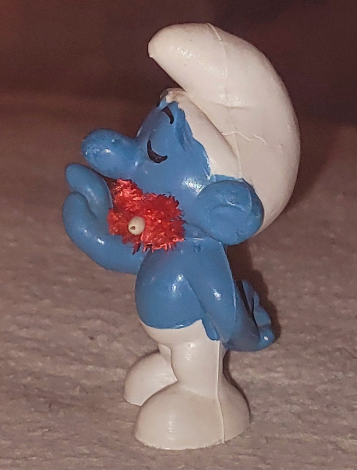 Smurf met rode velours bloem in mond 1e versie 2.0019, Verzenden, Gebruikt, Overige Smurfen, Poppetje, Figuurtje of Knuffel
