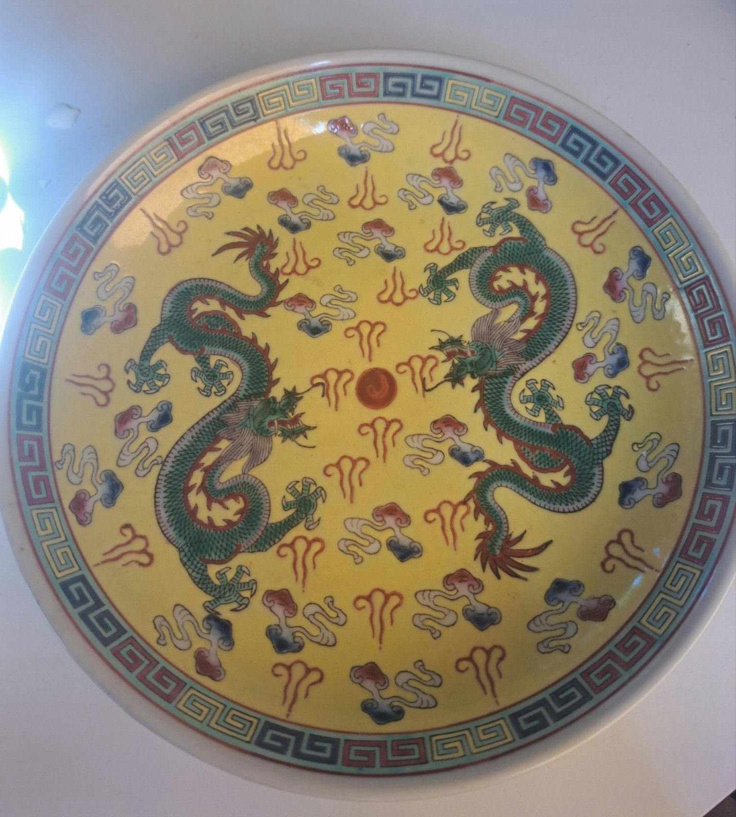 Antiek Chinees bord met twee draken, Antiek en Kunst, Ophalen of Verzenden