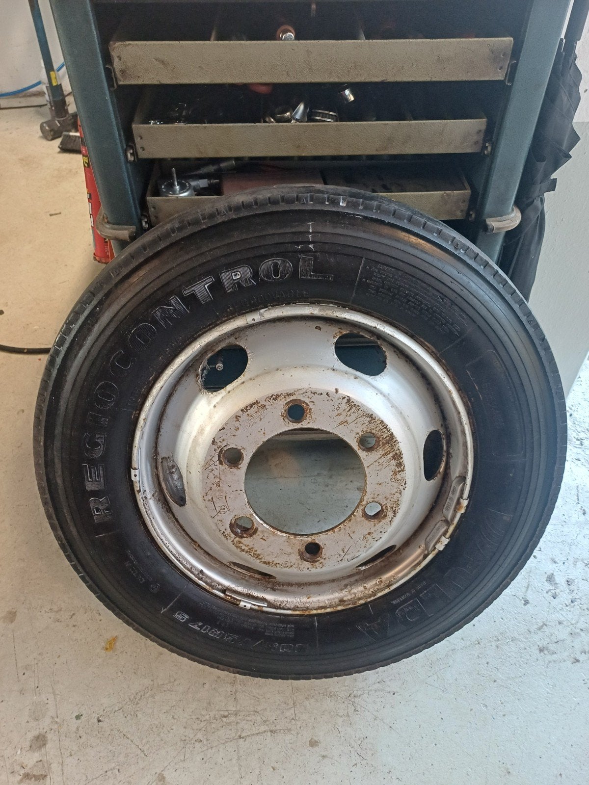 2x Mercedes 608 17,5" velgen en 4 banden, Auto-onderdelen, Vrachtwagen-onderdelen, Ophalen, Mercedes-Benz