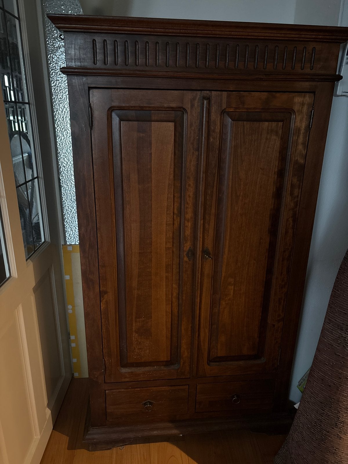 Massief kersenkleurige houten kast met twee deuren en lades, Antiek en Kunst, Ophalen