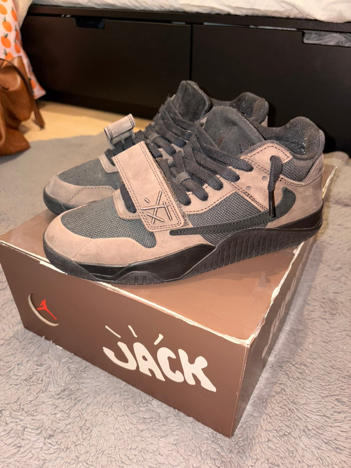 Nike Jumpman Jack TR x Travis Scott “Dark Mocha” Maat EU 42, Ophalen of Verzenden, Zo goed als nieuw, Bruin