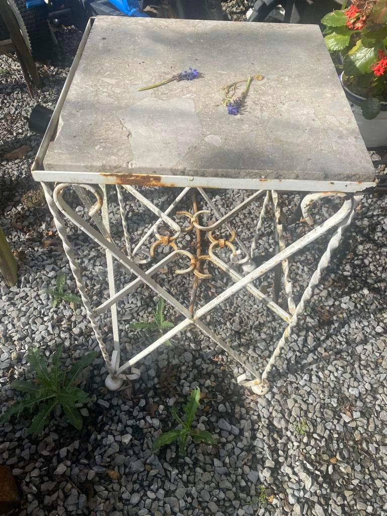 twee stoelen en zuil taffelte, Ophalen, Gebruikt, Rond, Metaal