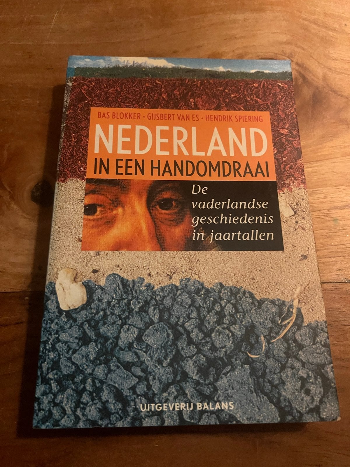 Nederland in een handomdraai - Vaderlandse geschiedenis, Boeken, Ophalen of Verzenden, 20e eeuw of later, Zo goed als nieuw
