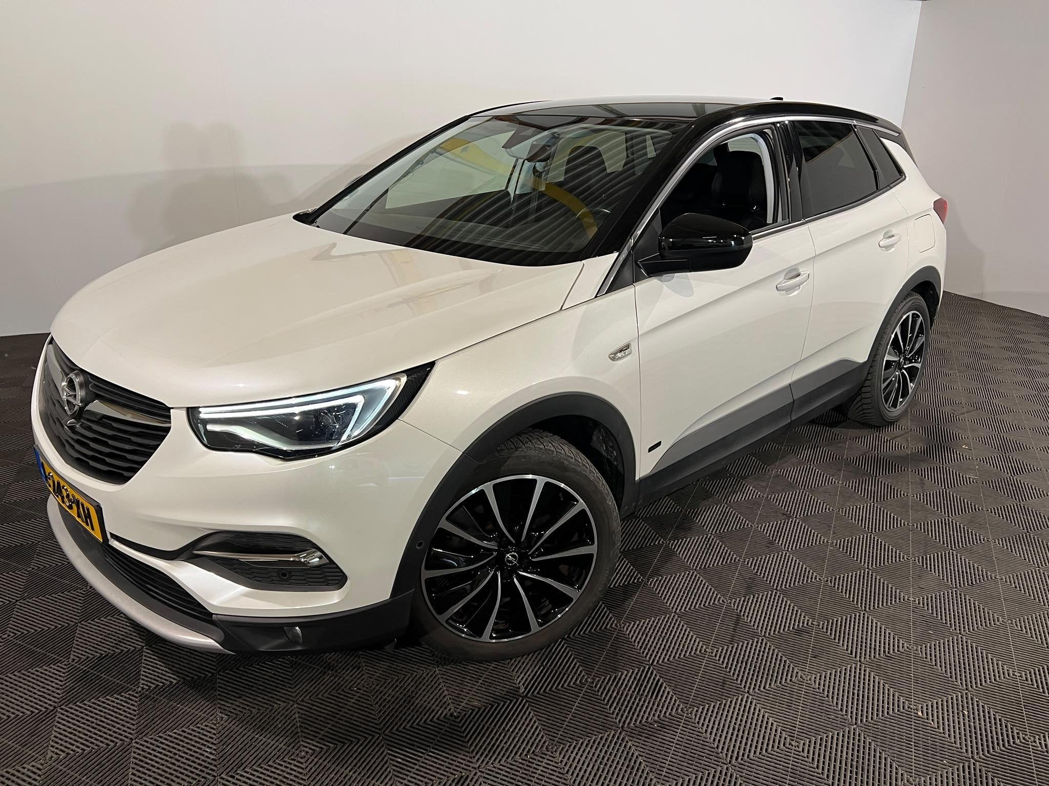 Opel Grandland X 1.6 Turbo Hybrid4 Ultimate, Auto's, Opel, Automaat, Euro 6, 4 cilinders, Wit