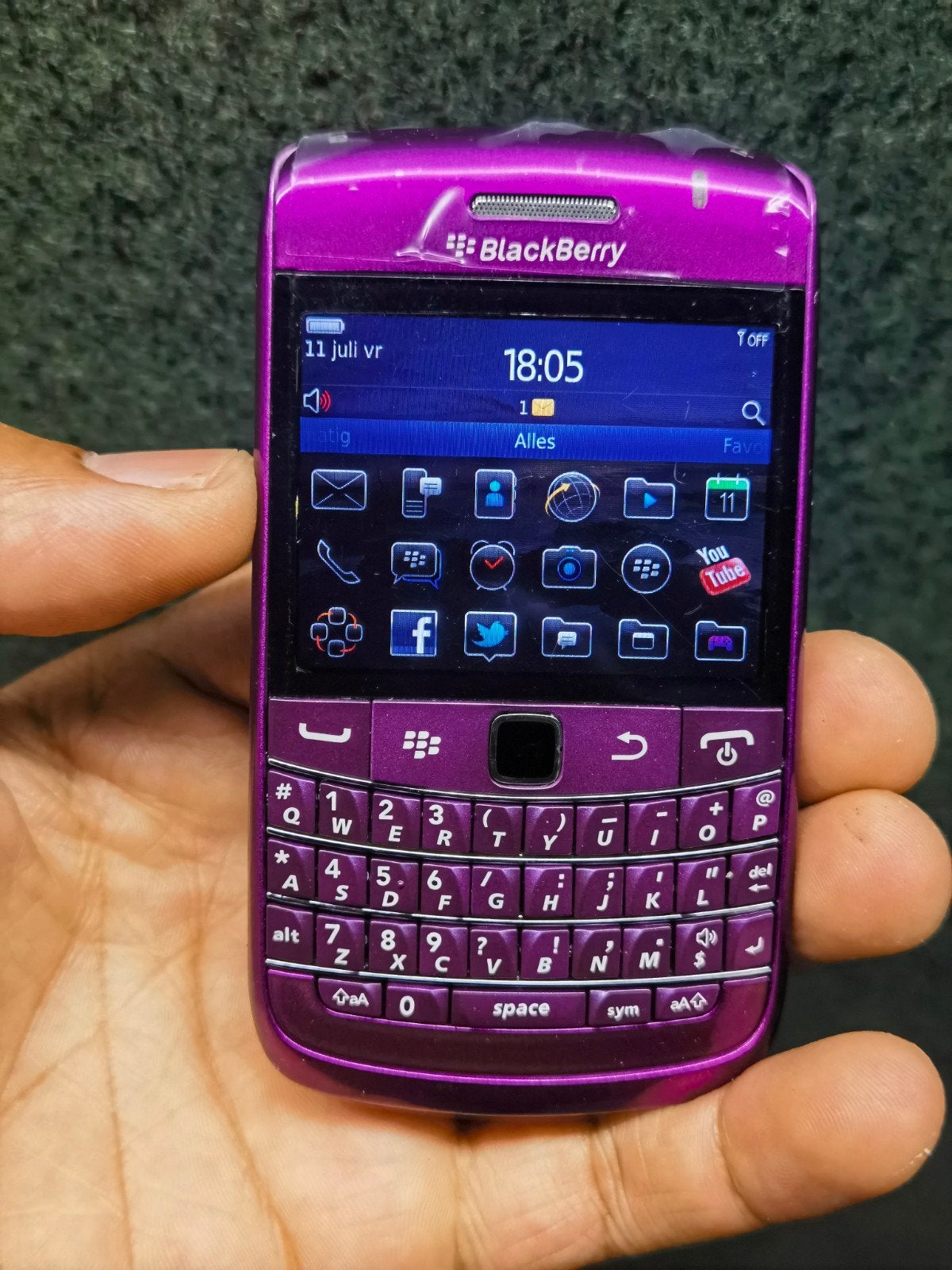 Goedwerkende paars blackberry bold 9780 met fysiek to, Ophalen of Verzenden, Zo goed als nieuw