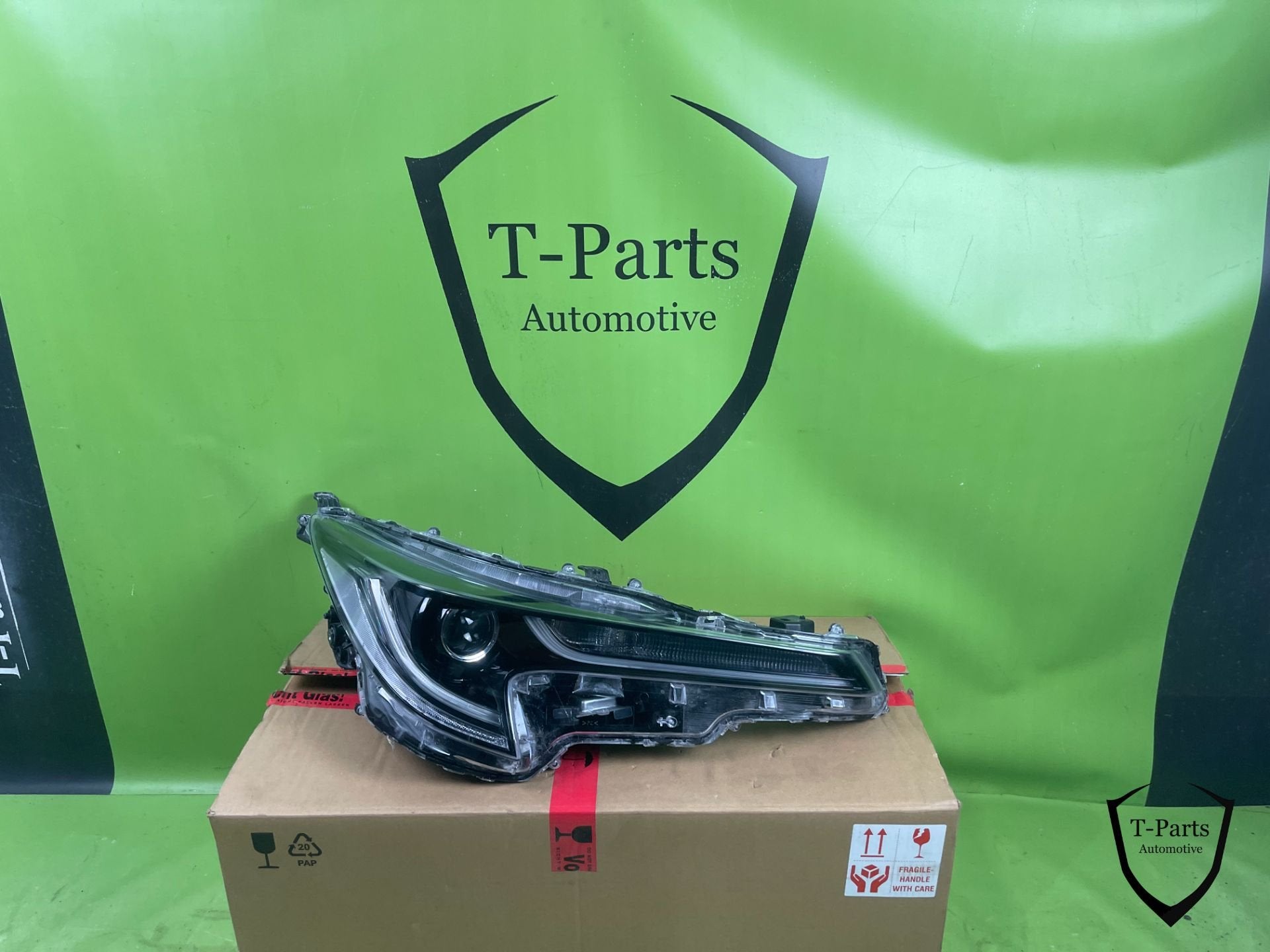 toyota corolla koplamp rechts lamp 8111002s70, Info@toyota.co.jp, Gebruikt, Toyota Motor Corporation, Toyota