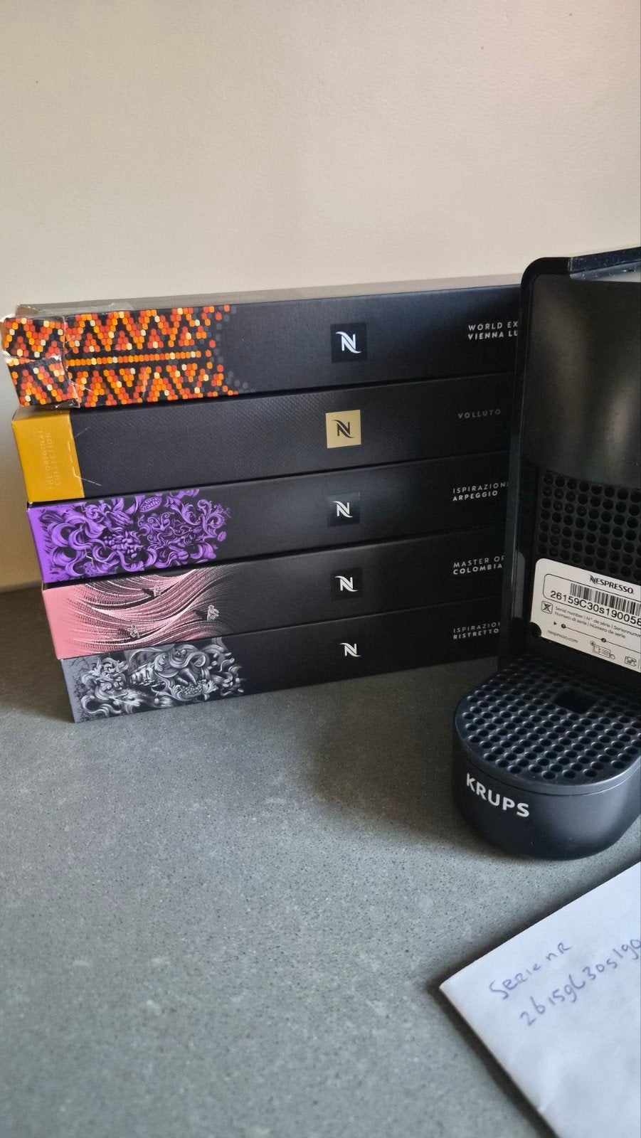 Foto 5 van Nespresso Essenza Mini met diverse koffiecapsules