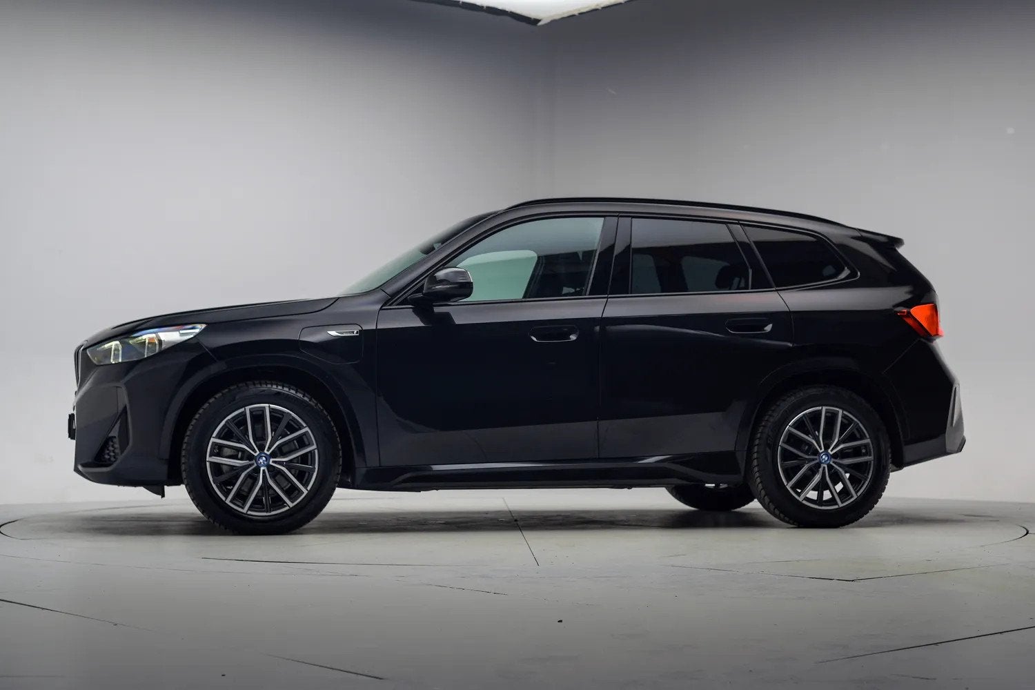 BMW X1 xDrive25e M Sport Shadow [ LED HUD 360°cam Stoelverw, Auto's, BMW, 136 pk, Gebruikt, Zwart, Bedrijf