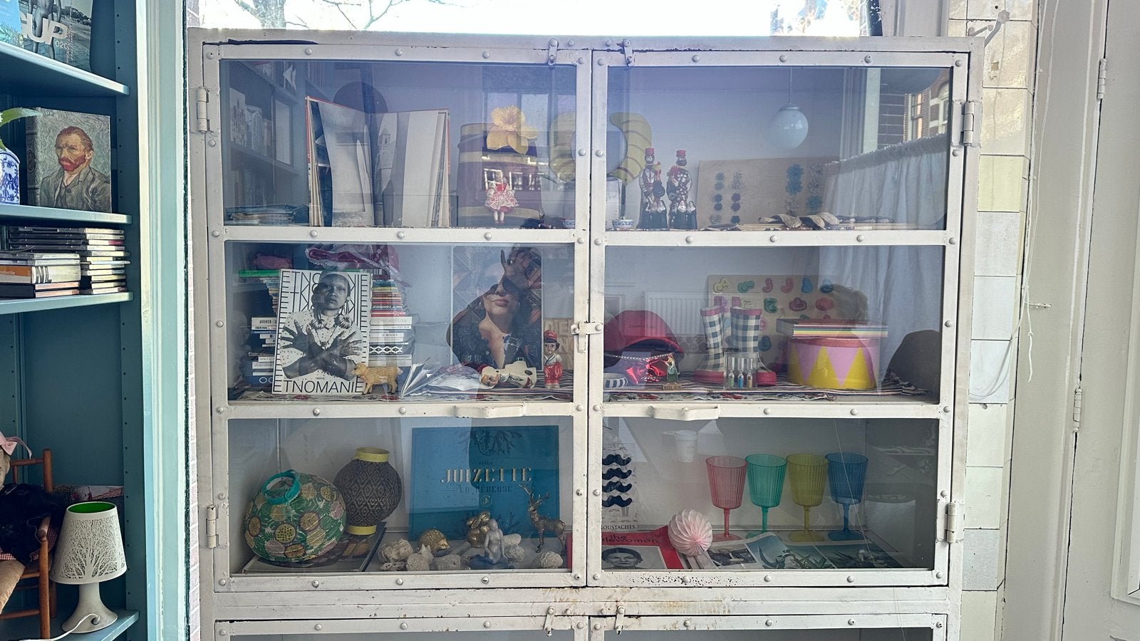 Industriële vintage vitrinekast met roestschade