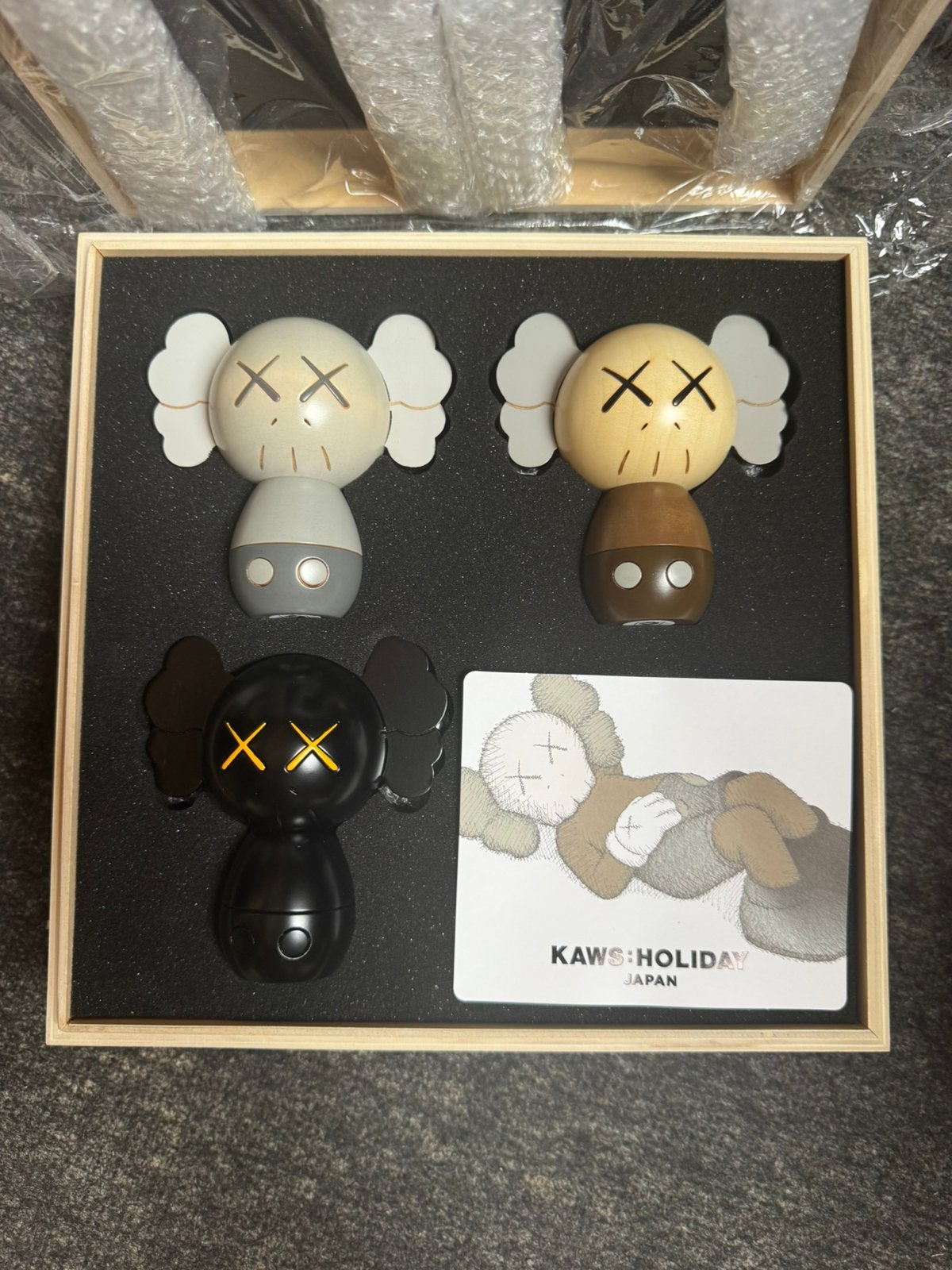 KAWS - Holiday Japan Kokeshi Doll Set off 3, Antiek en Kunst, Ophalen