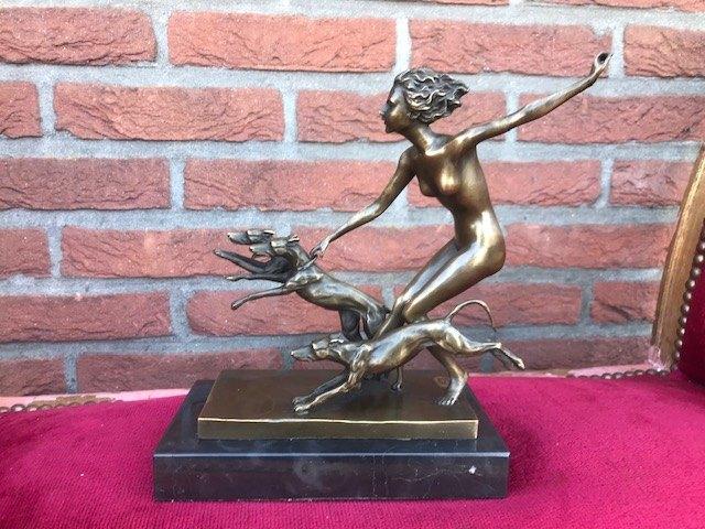 Diana, rennend met haar hazewinden, brons en marmer, Ophalen of Verzenden, Brons