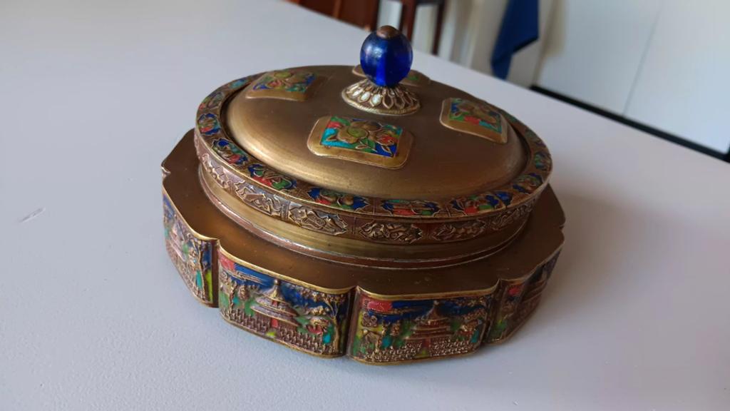 Ronde bronzen Chinese schaal met 10 reliefpanelen, Ophalen of Verzenden