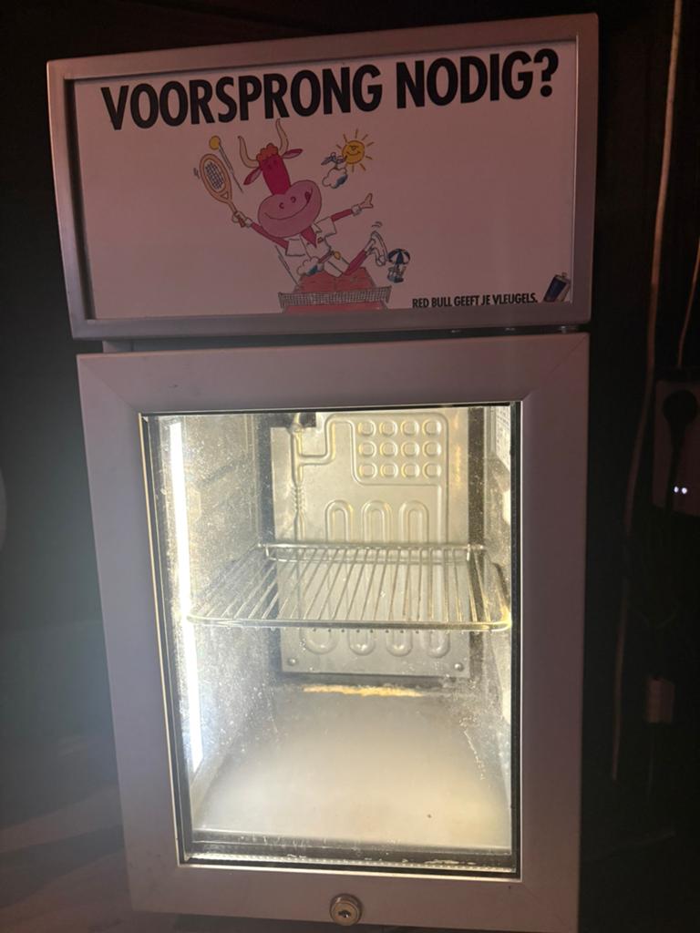 Redbull compacte minibar koelkast met glazen deur, Witgoed en Apparatuur, Koelkasten en IJskasten, Gebruikt, Zonder vriesvak, Minder dan 75 liter