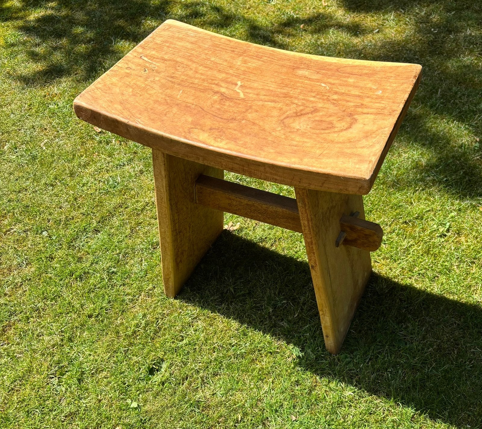 Massief houten kruk., Ophalen, Gebruikt, Rechthoekig, Minder dan 55 cm