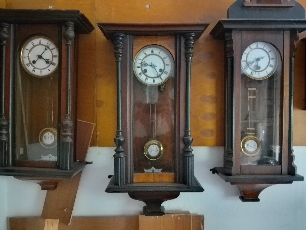 Regulateur klokken voor onderdelen aan iemand in regulateur, Ophalen