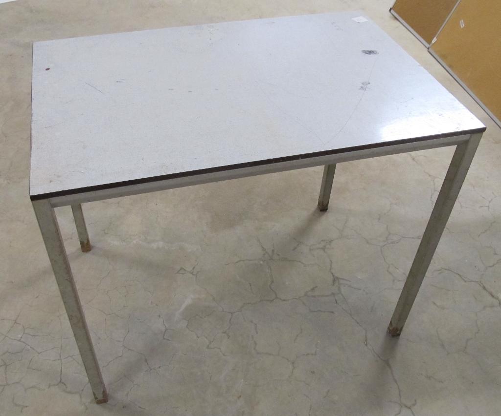 Te koop: Vintage werktafel, Huis en Inrichting, Tafels | Eettafels, Ophalen, Gebruikt, 50 tot 100 cm, Overige materialen