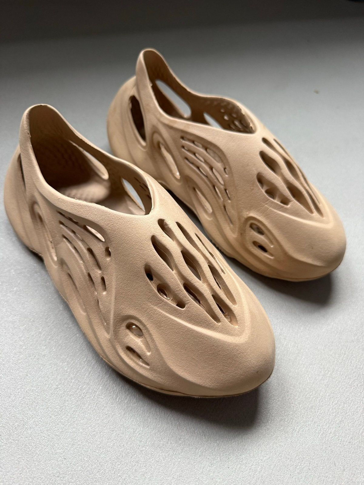 Yeezy Foam Runner 'Desert Sand' - Maat 40, Ophalen of Verzenden, Zo goed als nieuw, Beige, Slippers