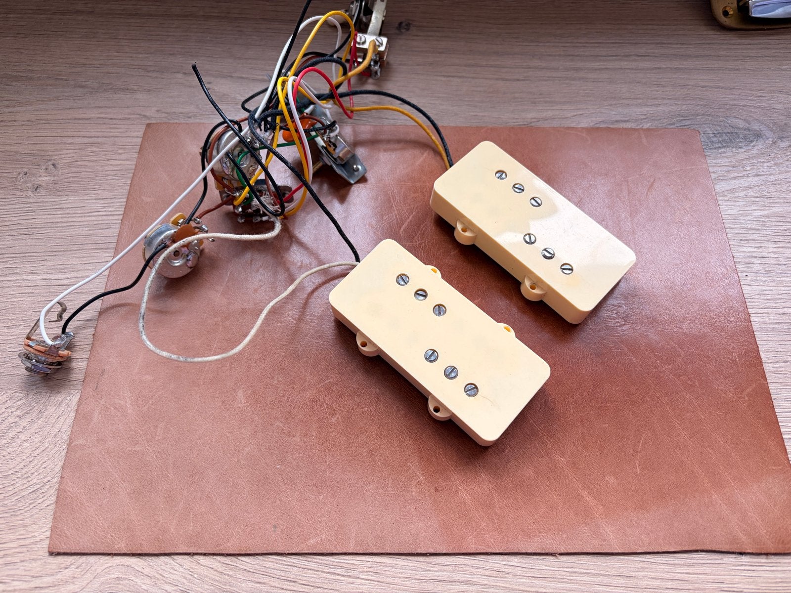 Mojo Pickups Jazzmaster Cunife Wide Range + Fender Bedrading, Ophalen of Verzenden, Gebruikt, Elektrische gitaar