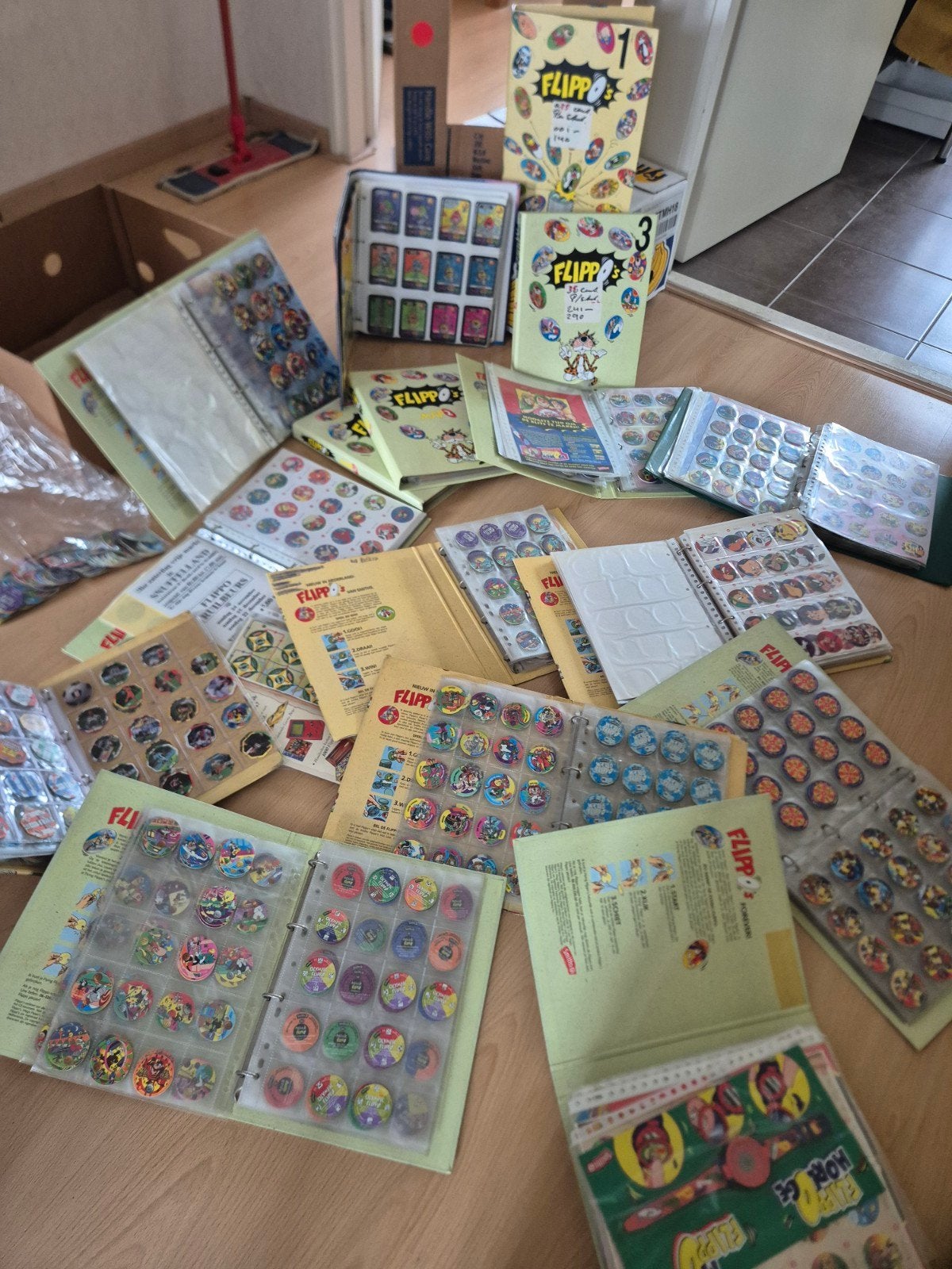 15 mappen met flippo verzameling., Ophalen, Losse flippo's