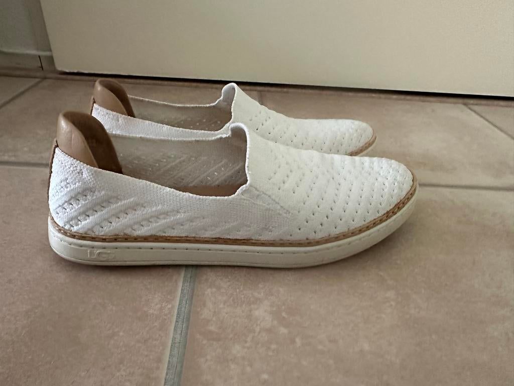 Witte UGG instappers, Ophalen of Verzenden, Zo goed als nieuw, Wit, Instappers