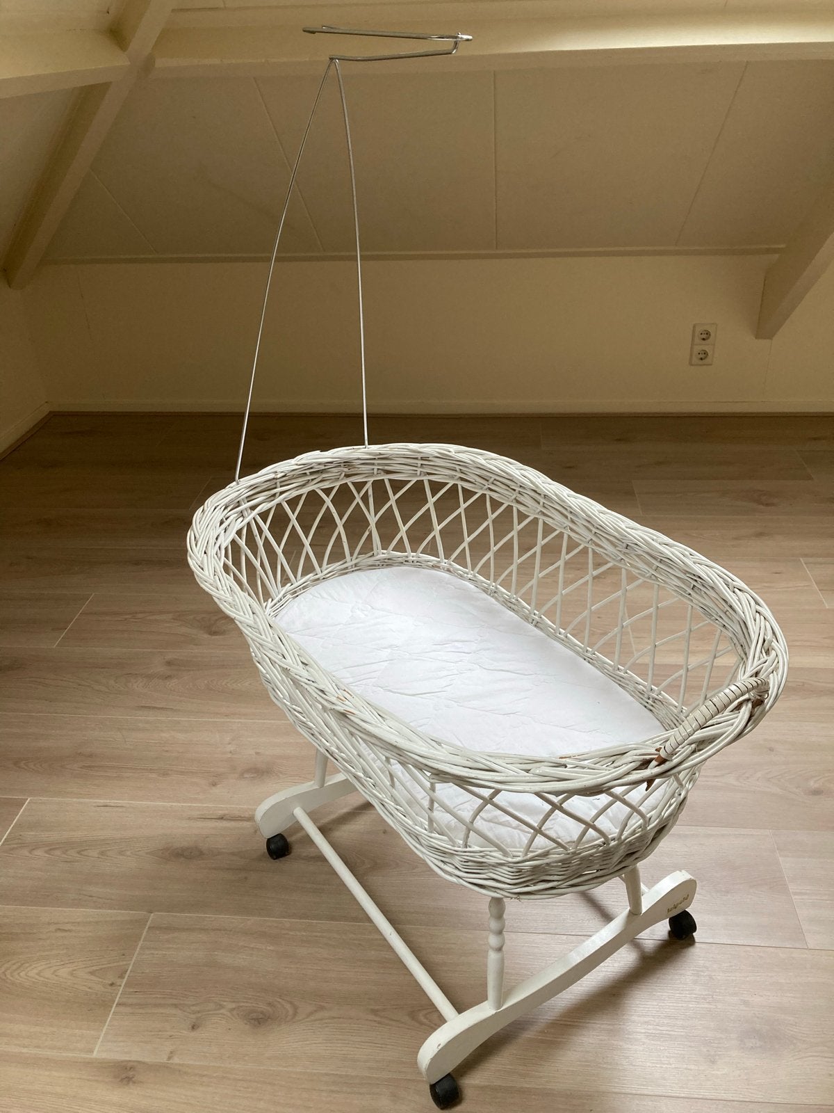 Witte rieten wieg met hemeltje en accessoires, Ophalen, Gebruikt, Wieg