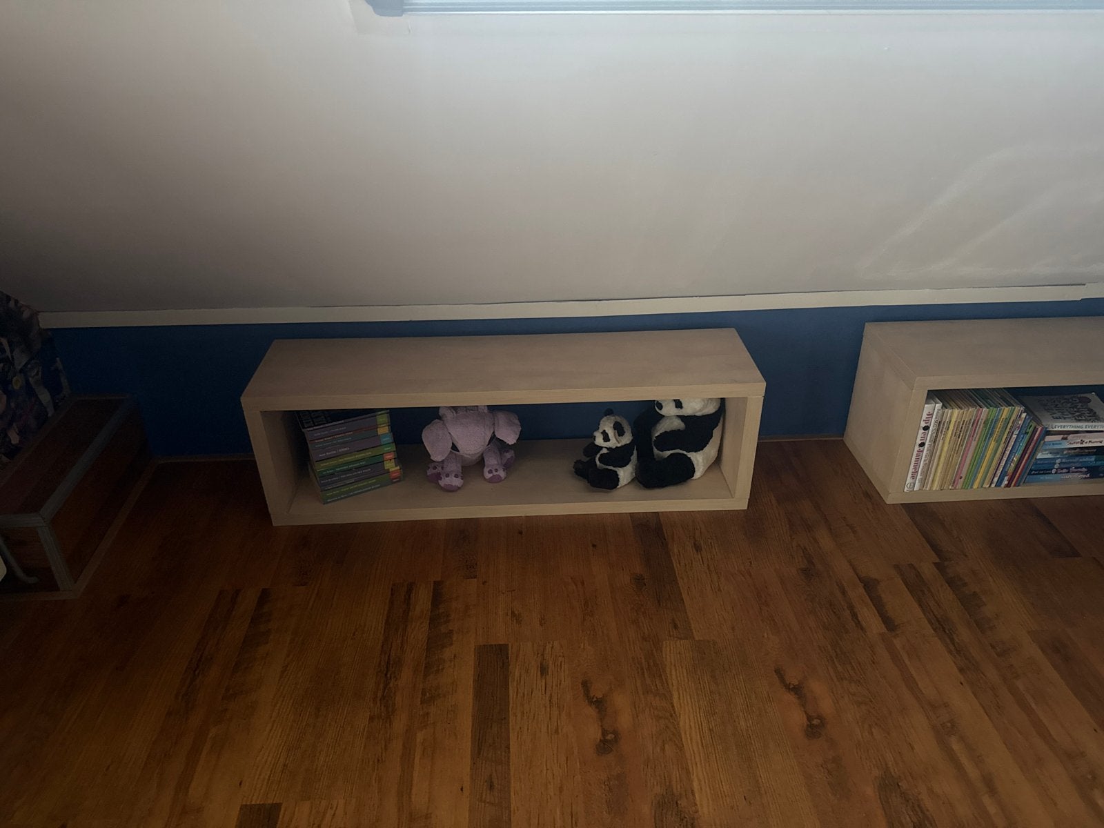 Lage boekenkast/opbergmeubel voor schuine wand, Ophalen, Met plank(en), 100 tot 150 cm, Zo goed als nieuw