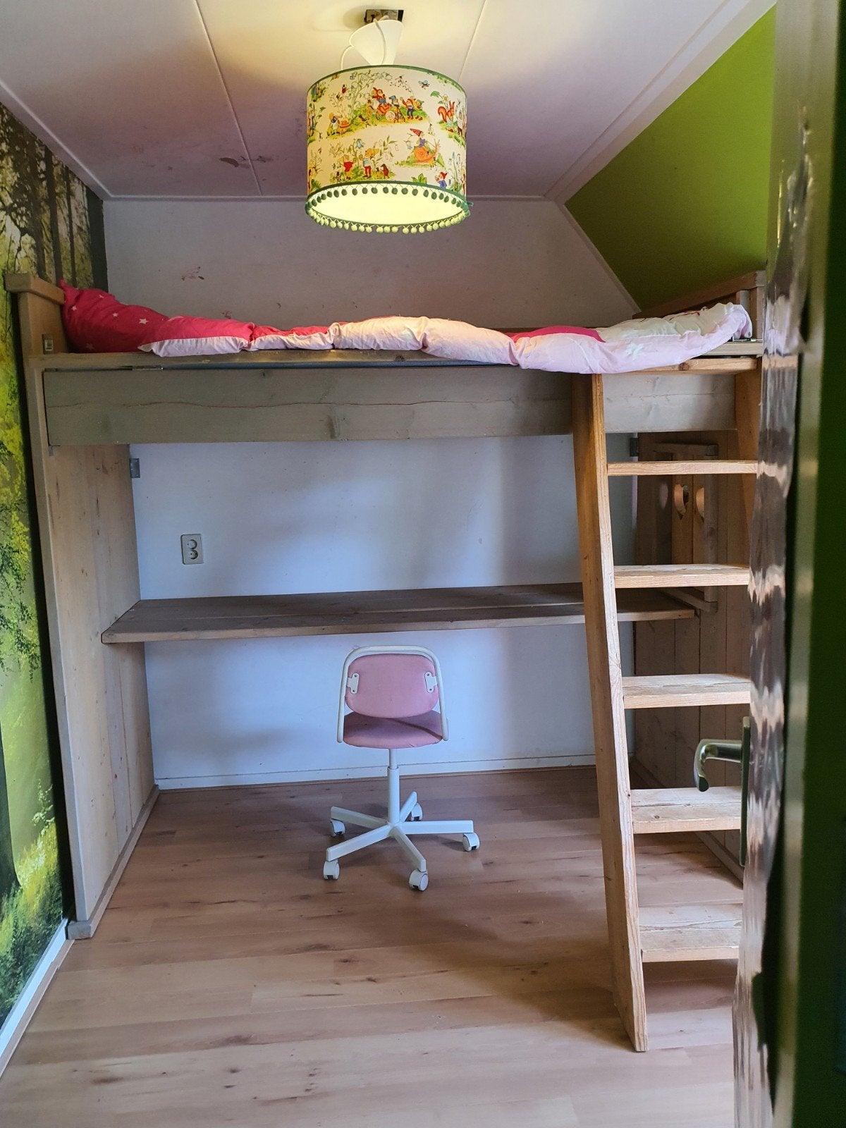 Foto 2 van Stevige Hoogslaper met Bureau - Ideaal voor Kinderkamer