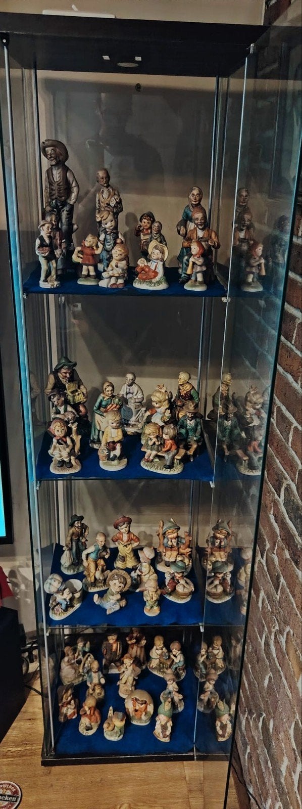 Grote collectie Hummel-beeldjes in vitrinekast, Verzamelen, Ophalen, Gebruikt, Hummel