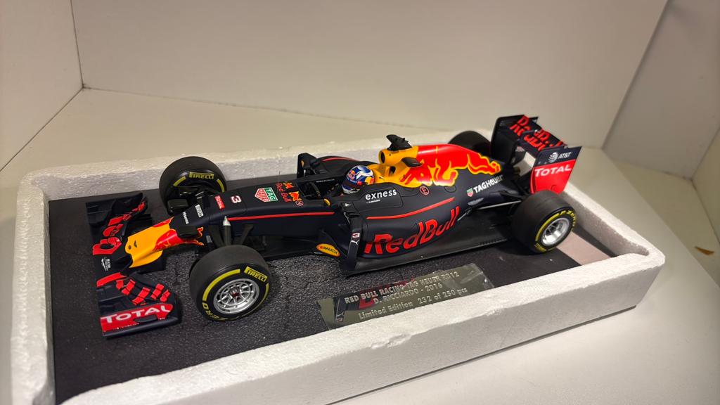 F1 red bull rb12 d.ricciardo 2016 minichamps 1.18, Hobby en Vrije tijd, Modelauto's | 1:18, Ophalen of Verzenden, MiniChamps, A