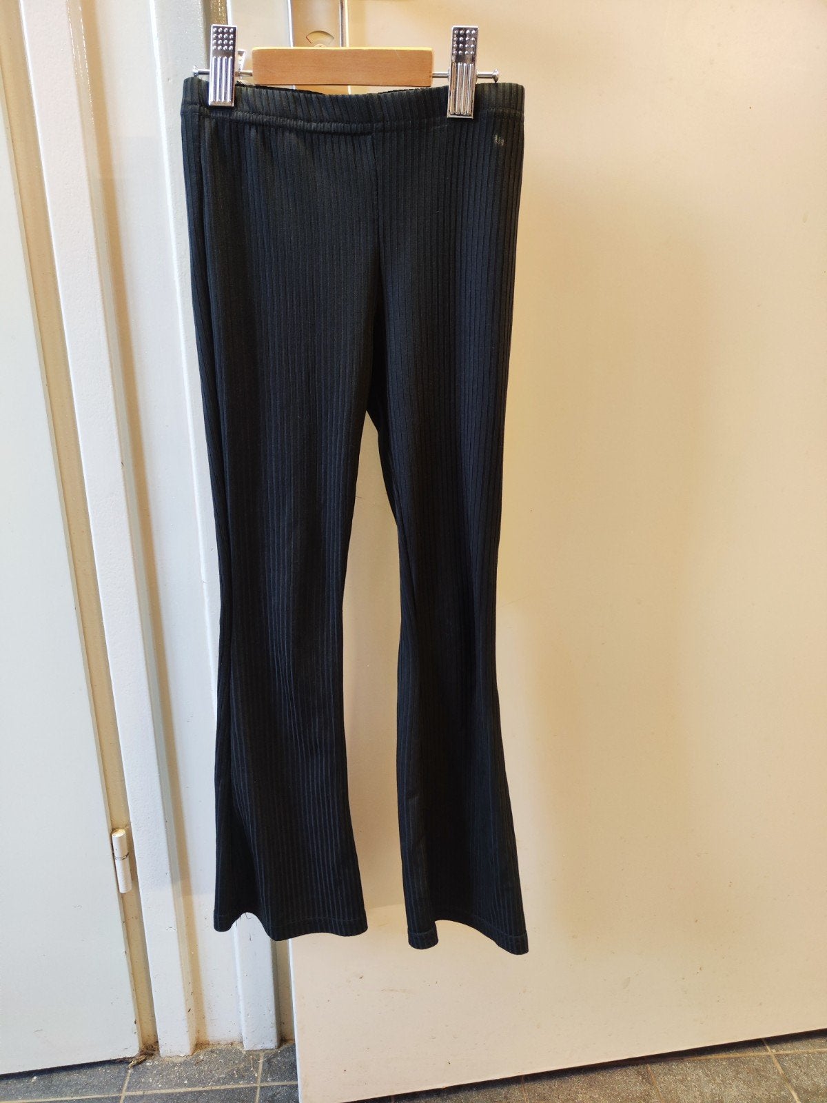 Zwarte flared broek H&M maat 140 ribbelstructuur, Broek, Meisje, H&M, Ophalen of Verzenden