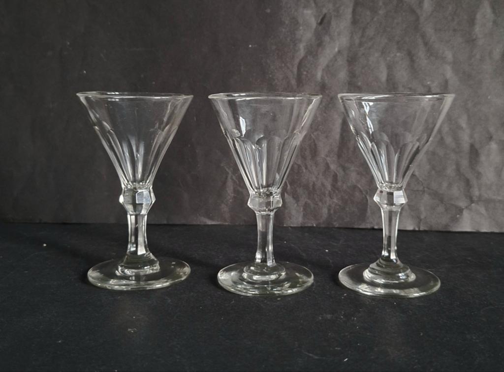 Drie antieke kristallen paraplu likeurglazen met één knoop., Ophalen of Verzenden