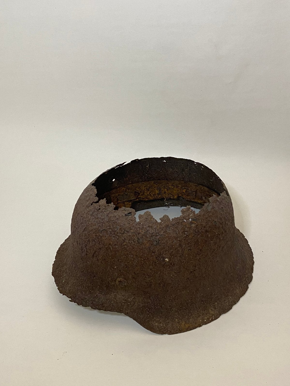 Bovo duitse m42 helm met kogelgat, Verzamelen, Ophalen of Verzenden, Duitsland, Helm of Baret