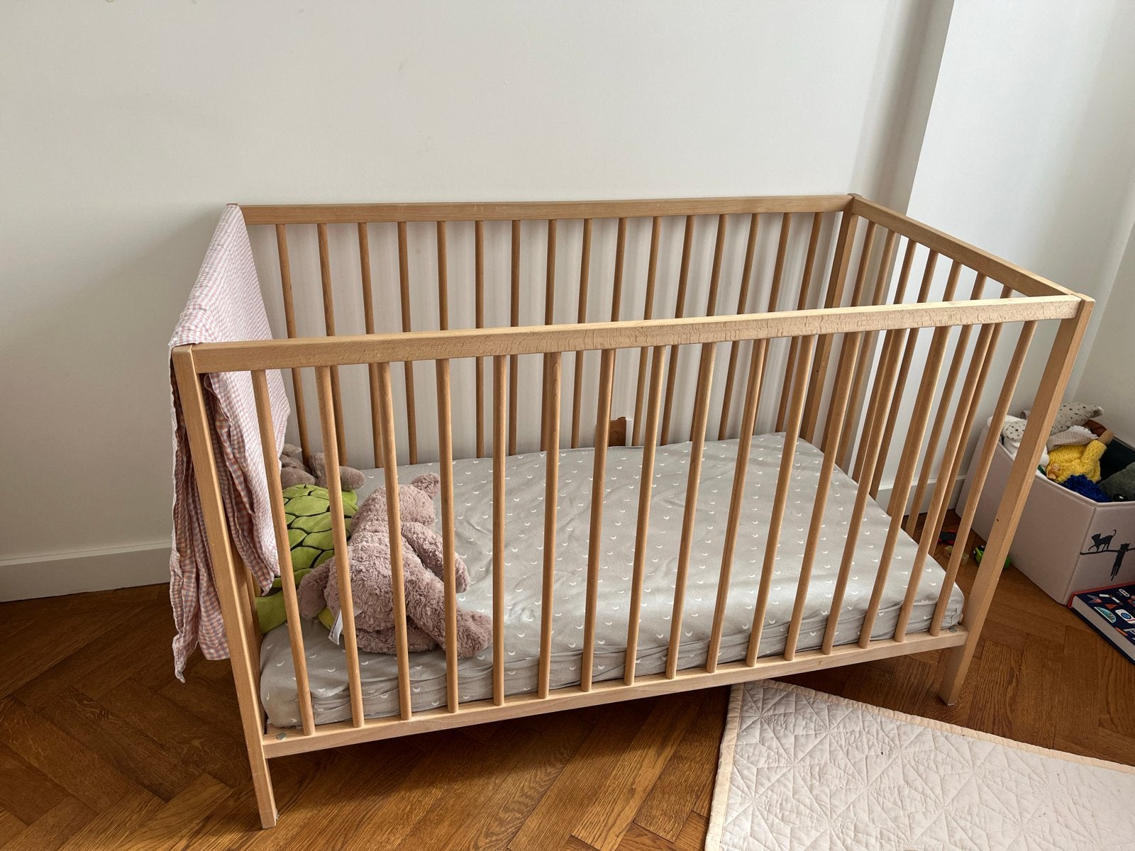 SNIGLAR Houten ledikant met matras en 2 hoeslakens 60x120, Ophalen, Zo goed als nieuw, Ledikant