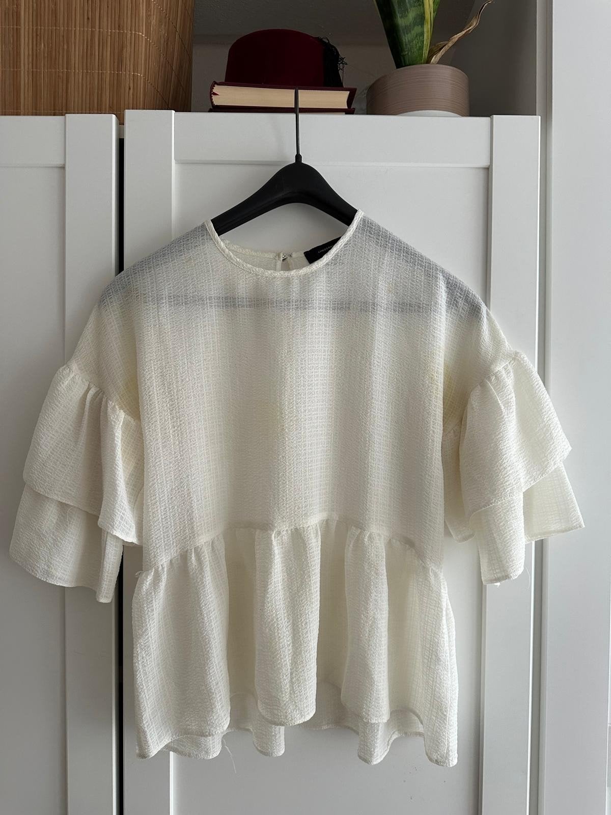 Witte blouse met ruches mouwen - Atmosphere, Atmosphere, Wit, Ophalen of Verzenden, Zo goed als nieuw