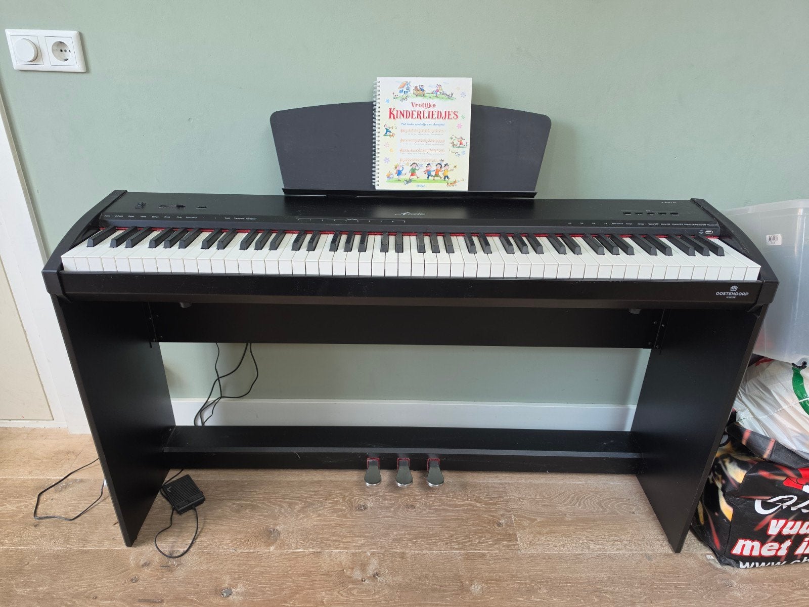 Amadeus Stage 1 Digitaal Piano met standaard en pedalen, Zwart, Digitaal, Ophalen of Verzenden, Zo goed als nieuw