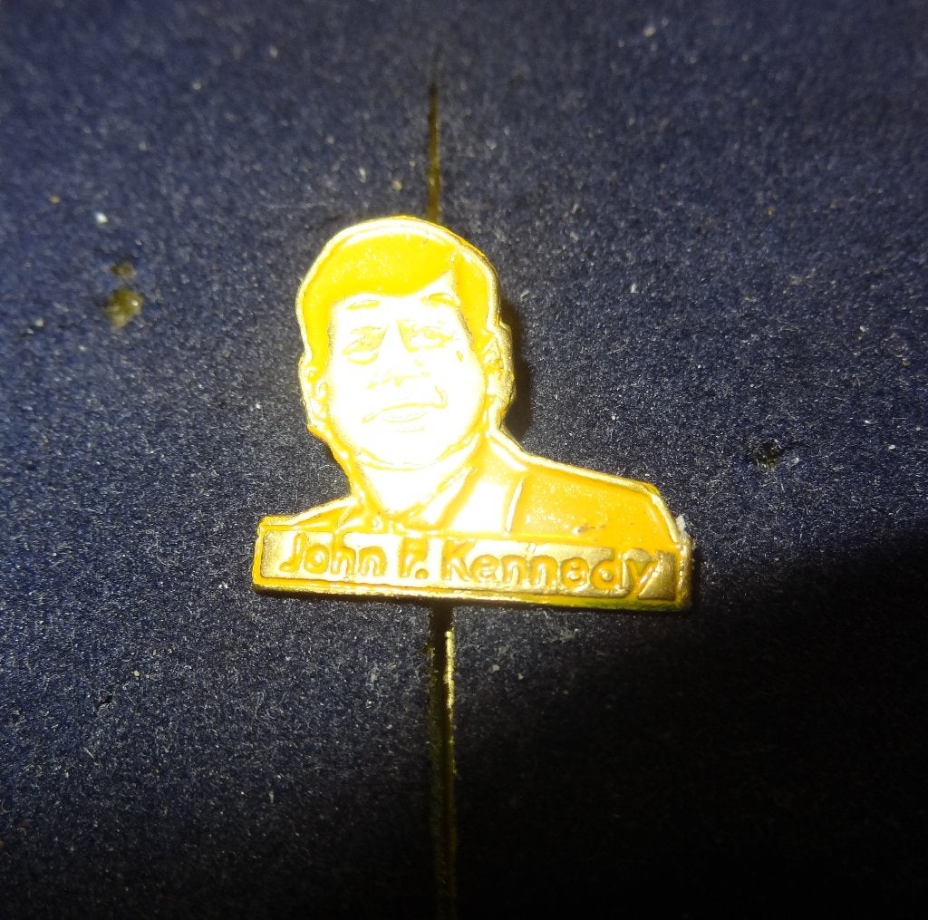 Kennedy Geel Speldje, Verzenden, Gebruikt, Overige onderwerpen, Speldje of Pin