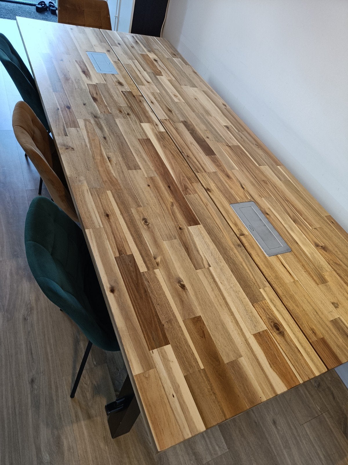 Grote eettafel/vergadertafel van acaciahout met stroompunten, Ophalen, Gebruikt, Overige materialen, 100 tot 150 cm