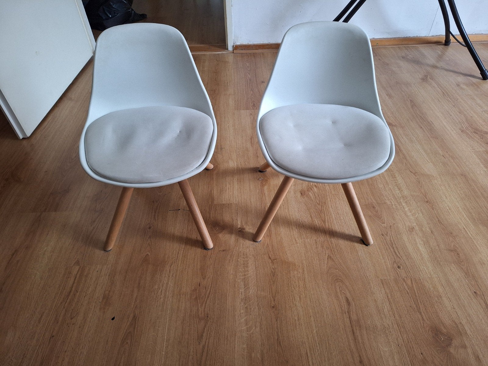 Set van 2 witte stoelen met houten poten en kussens, Gebruikt, Twee, Modern, Scandinavisch, Wit